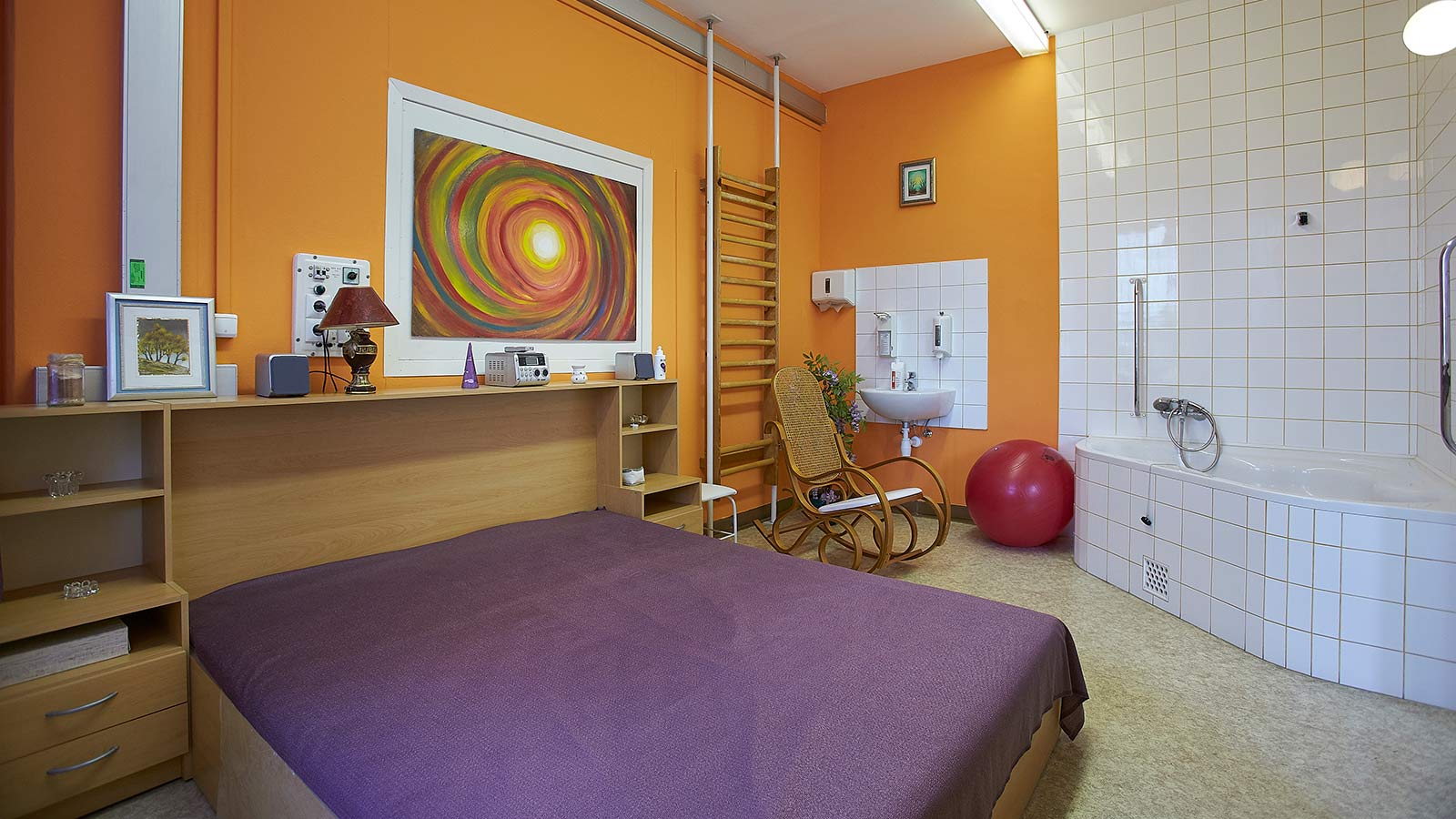 Alternatív szülőszoba franciaággyal, fürdőkáddal, hintaszékkel